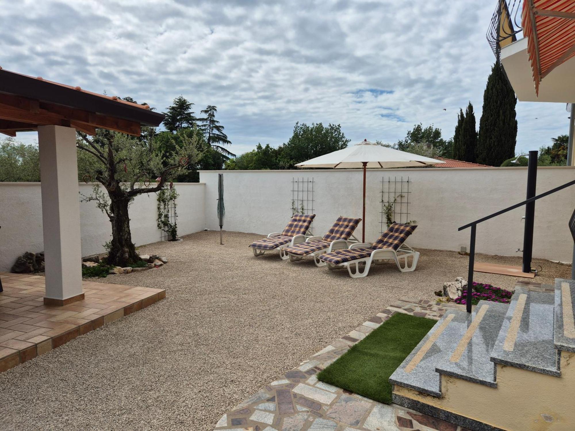 Apartment Vinja Porec - Privat Garden - Whirlpool Екстер'єр фото
